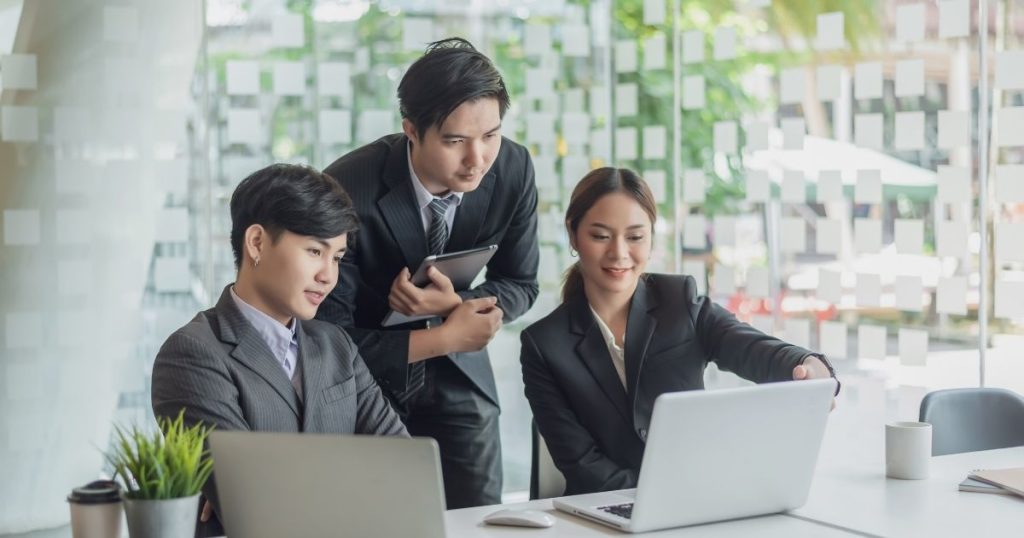 3. 多言語SNS運用をプロに外注するメリットとデメリット